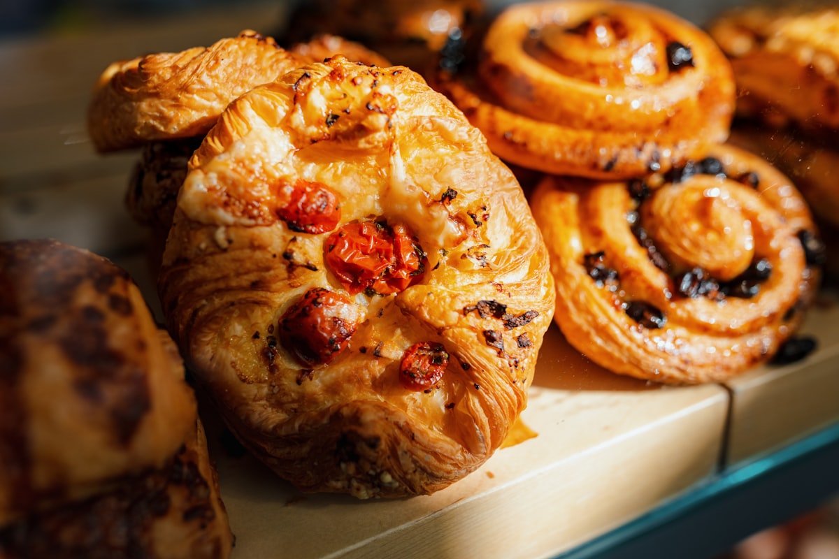 Toonbank van Bakkerij De Desemhoek met een assortiment verse patisserie