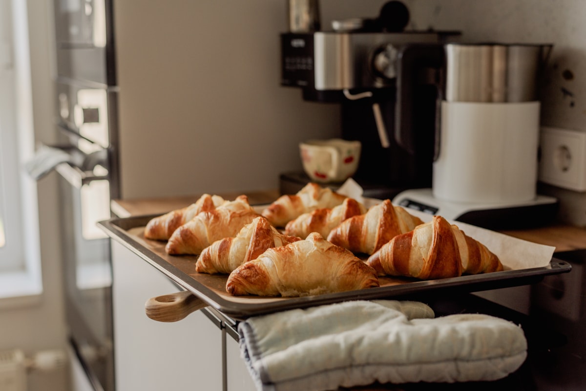 Verse croissants op een bakplaat, net uit de oven van De Desemhoek