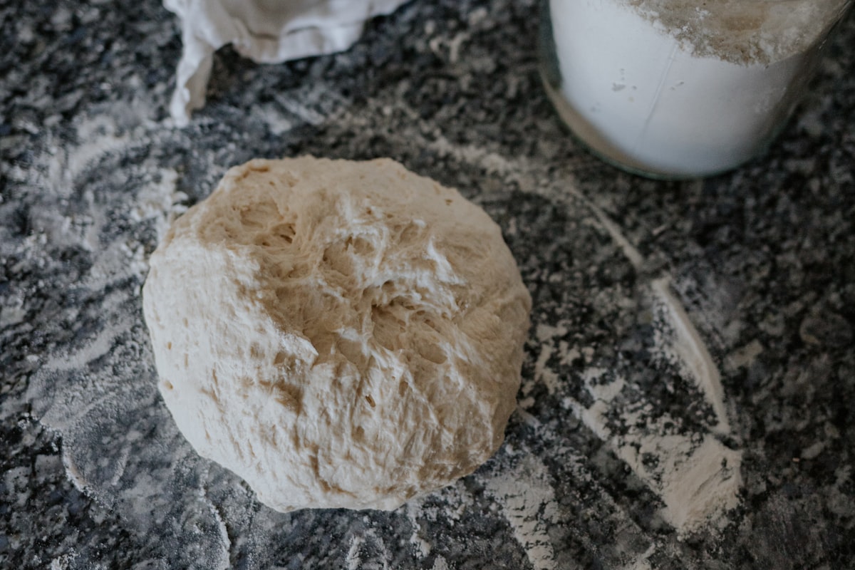 De zuurdesem starter van Bakkerij De Desemhoek in een glazen pot — meer dan 50 jaar oud