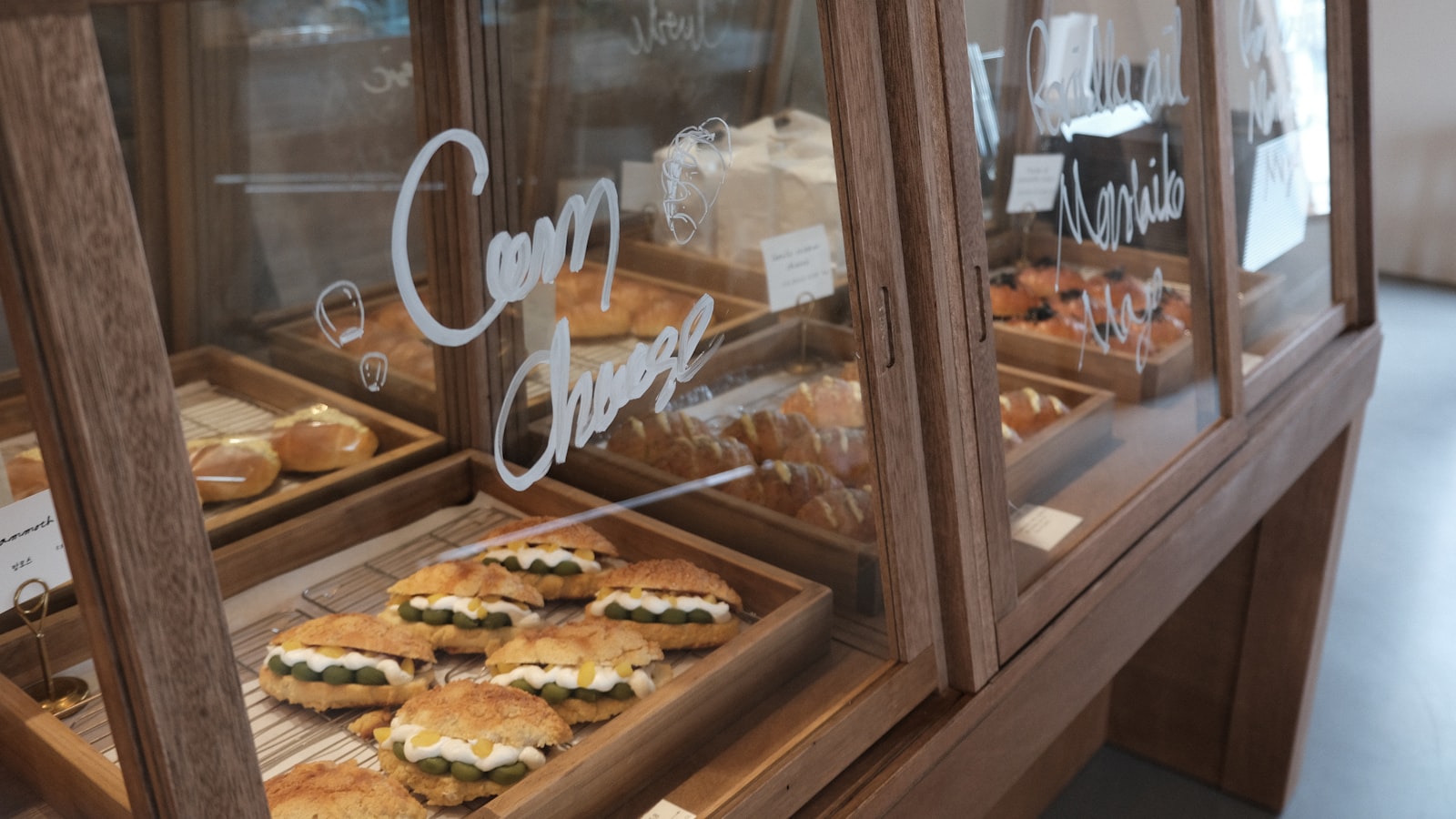 Interieur van Bakkerij De Desemhoek met warm ochtendlicht en houten broodplanken