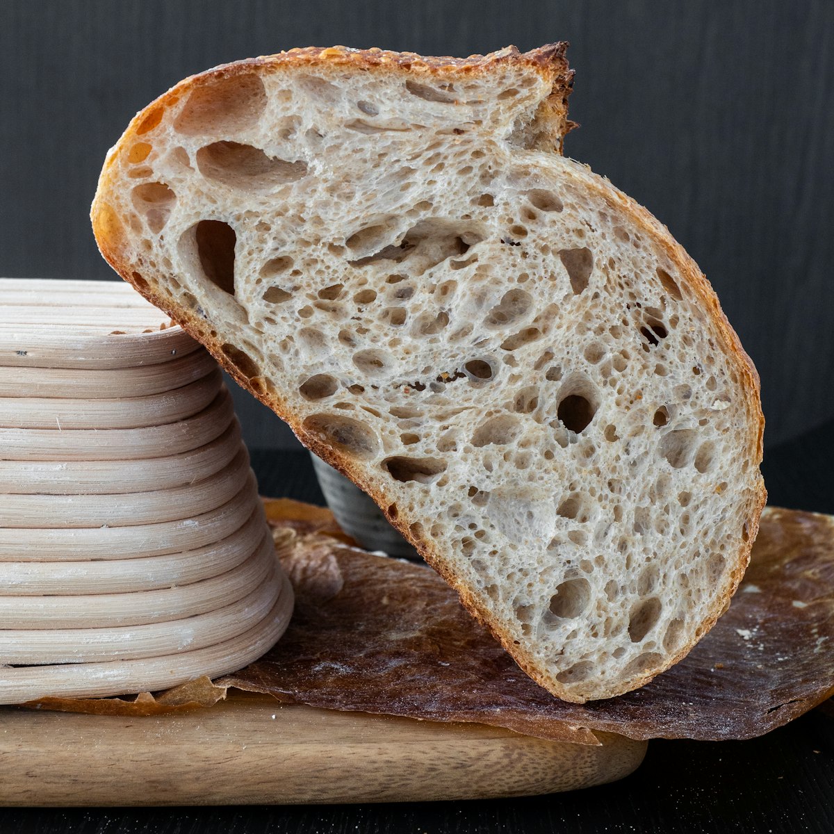 Klassiek zuurdesembrood op een houten plank bij Bakkerij De Desemhoek